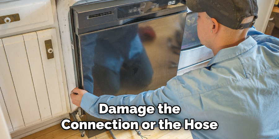 Damage the
Connection or the Hose