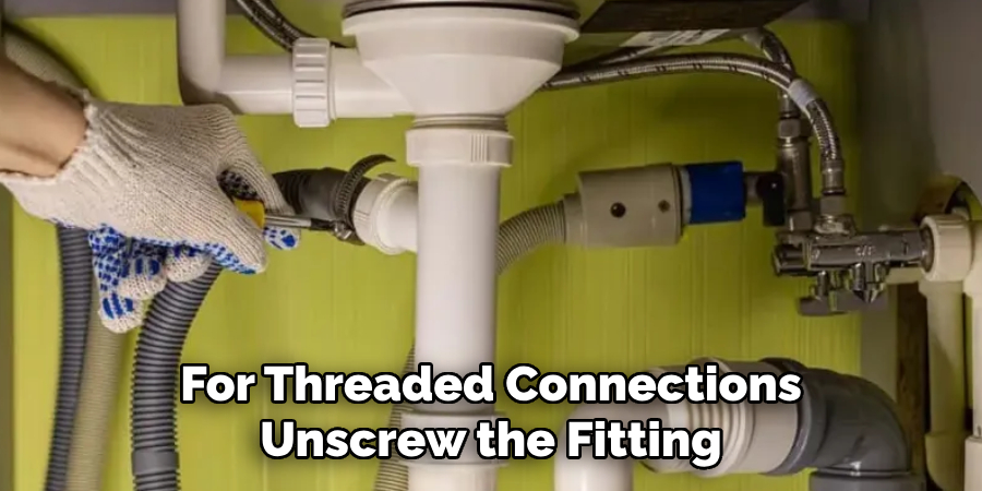 For Threaded Connections
Unscrew the Fitting