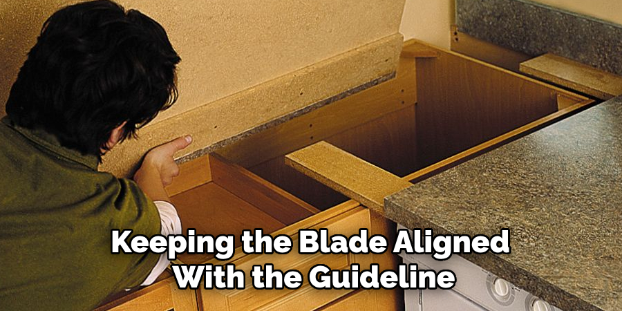 Keeping the Blade Aligned
With the Guideline